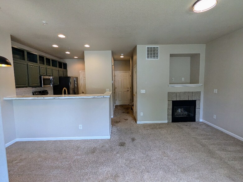 Building Photo - 2821 Willow Tree Ln