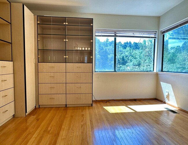Building Photo - 3038 Canyon Rd