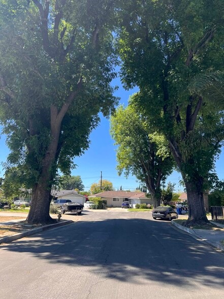 Tree lined cul de sac with lots of street parking alwasy available - 16066 Bahama St