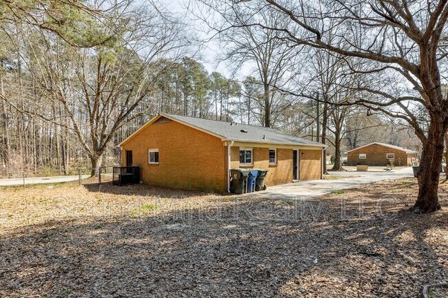Building Photo - 2624 Sanderford Rd