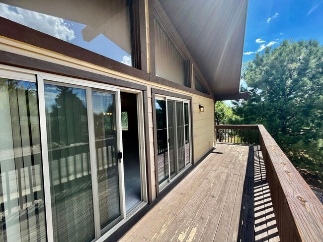 Building Photo - 4 Bedroom Bi Level Home in Rockrimmon
