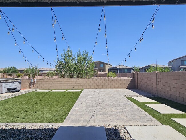 Building Photo - 10679 W Golson Dr