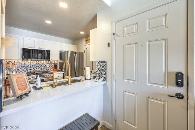 Building Photo - 950 Seven Hills Dr