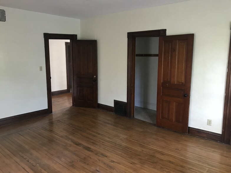Living room - 404 N Main St