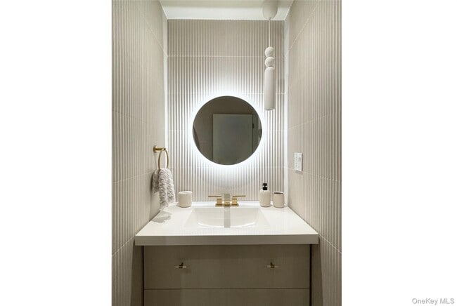 Building Photo - 1050 King St