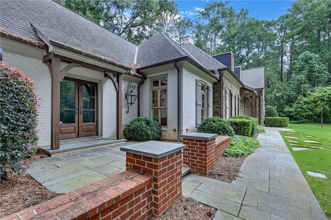 Building Photo - 425 Broadland Rd NW