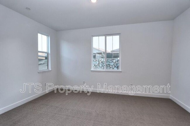 Building Photo - 3349 Hedgerow Ct