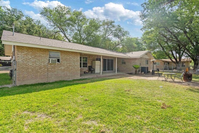 Building Photo - 105 Delmar Ln