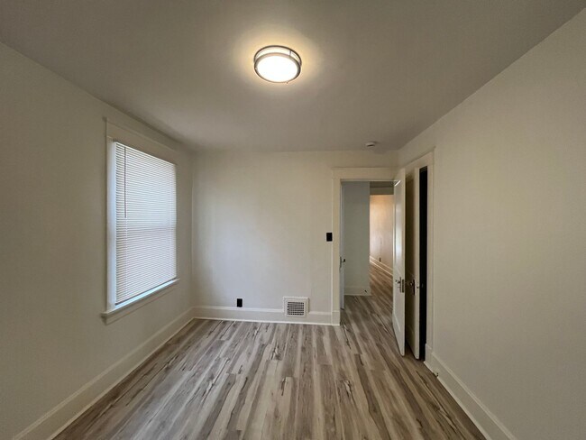 Building Photo - Updated 3 Bedroom Duplex