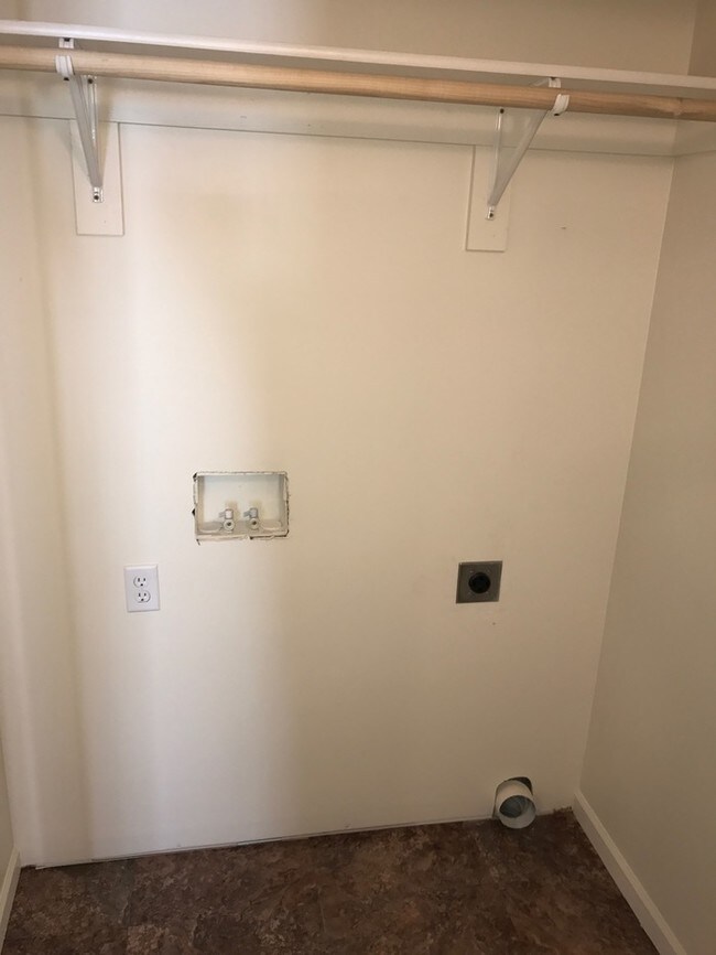 Building Photo - New 3 bed/1 bath duplex for rent!