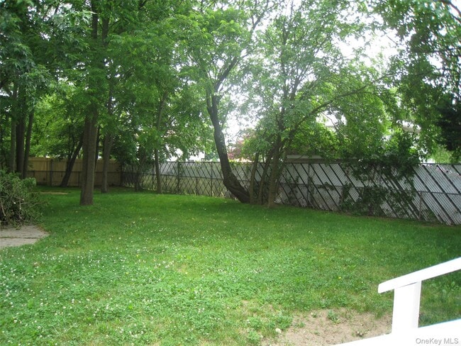Building Photo - 842 N Wellwood Ave