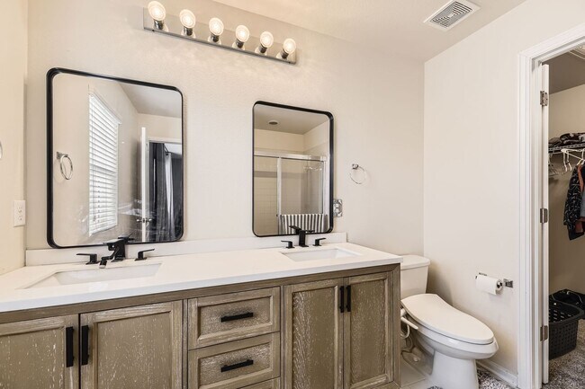 Building Photo - Beautiful 2 story 2,518 sq ft 4 bed 2.5 bath single family home