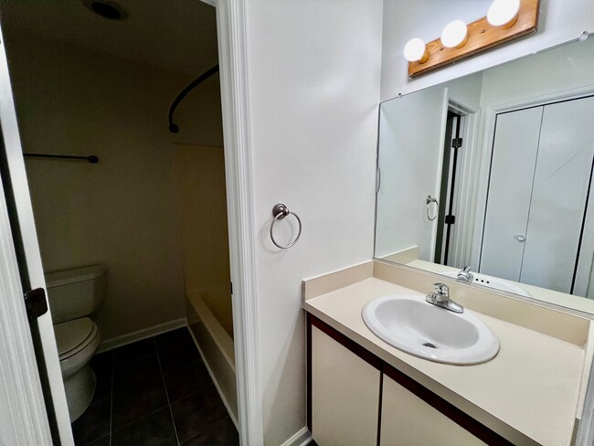 Building Photo - Gorgeous Condo right off Shore Dr, a stree...