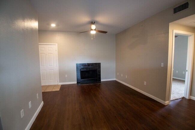 Building Photo - 2320 Gracy Farms Ln