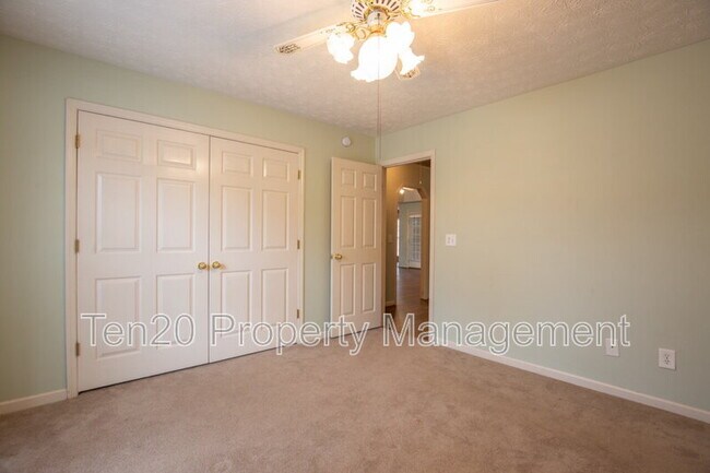 Building Photo - 6040 N Pointe Dr