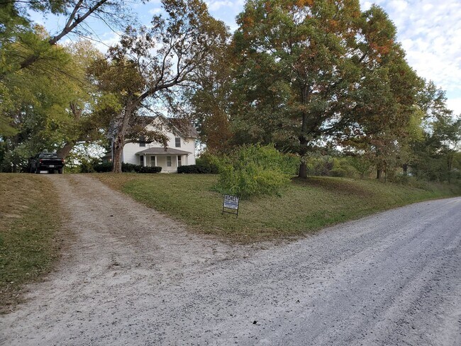 Building Photo - Older country home south of Columbia off O...