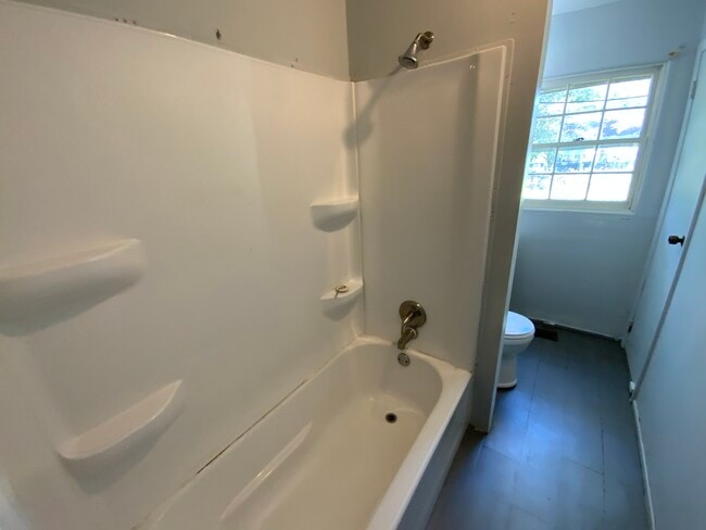 Building Photo - 917 Knollcrest Dr