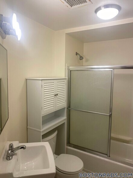 Building Photo - 881 Massachusetts Ave