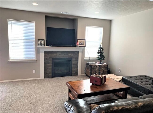 Building Photo - Newer Home in Kennewick, Great Location! Pets welcome!