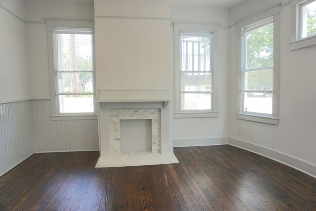 Building Photo - 4 BED | 2 BATH | DOWNSTAIRS APARTMENT IN T...