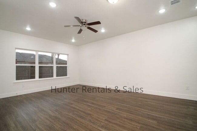 Building Photo - Upscale Three-bedroom Townhome!