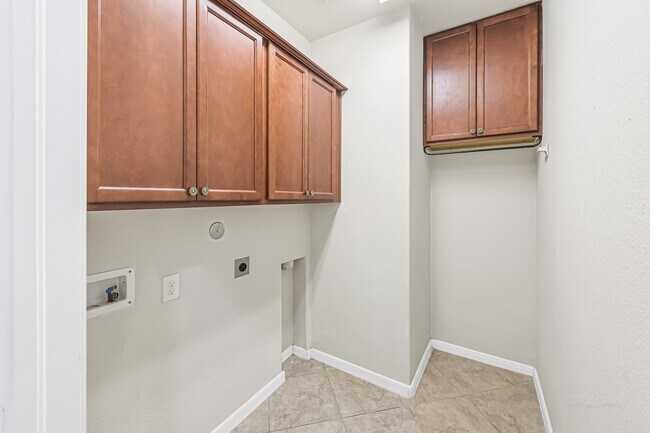 Building Photo - 4834 Oak Rambling Dr