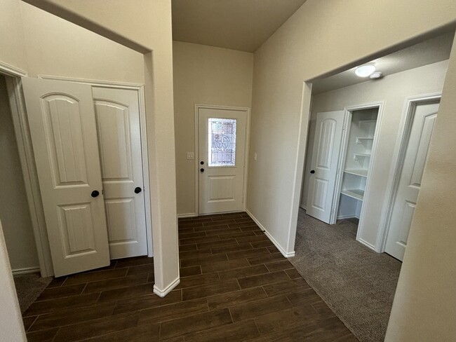 Building Photo - 3 bed 2 bath with 2 car garage located in ...