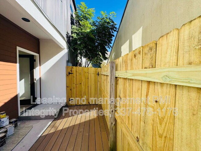 Building Photo - 113 Bayou St