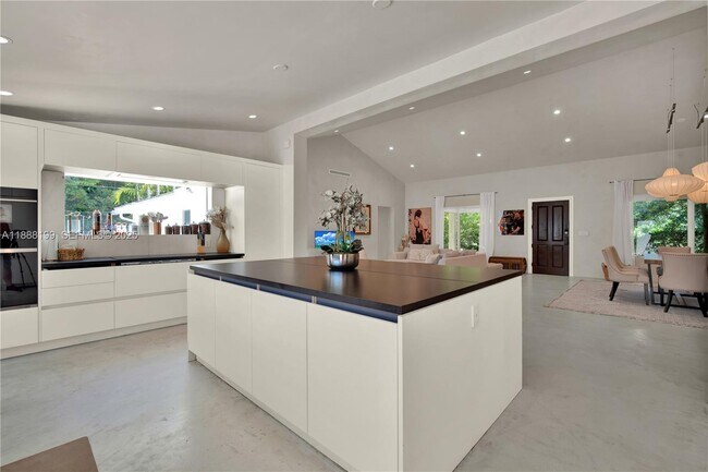 Building Photo - 520 Bay Point Rd