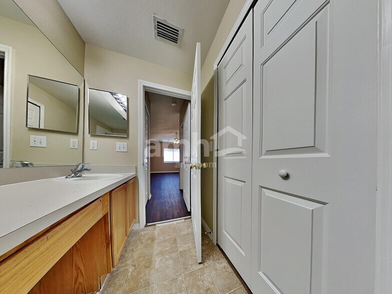 Building Photo - 3144 Summer House Dr