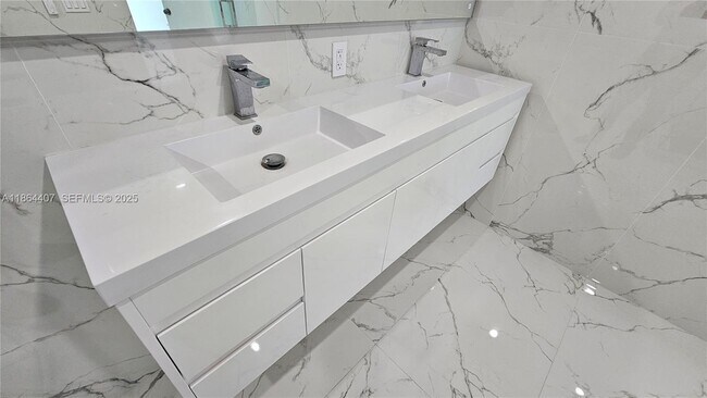 Building Photo - 1861 NW N River Dr