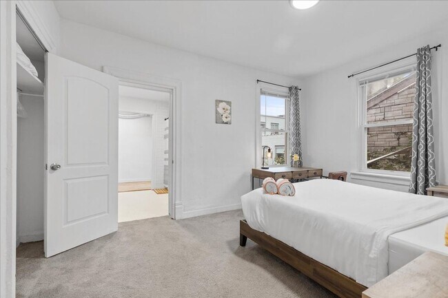 Building Photo - Renovated 3-bed, 2.5-bath house in Heart o...
