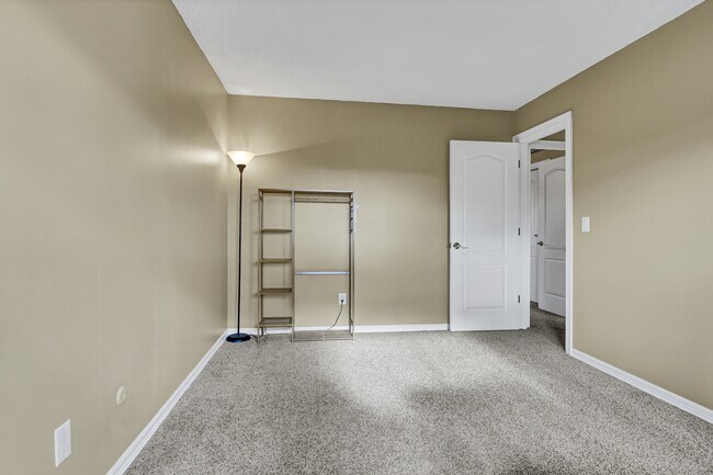 Building Photo - 2990 Roche Dr S