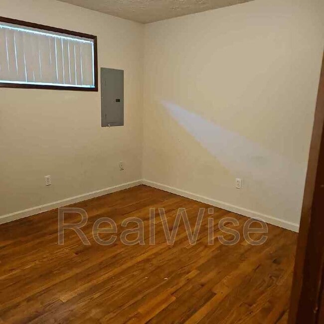 Building Photo - 626 NE Anderson St