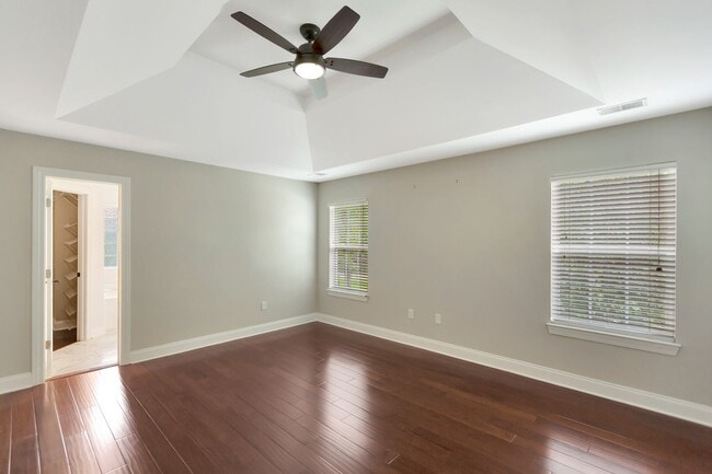 Building Photo - Unbeatable Location – Just 6 Minutes to Do...