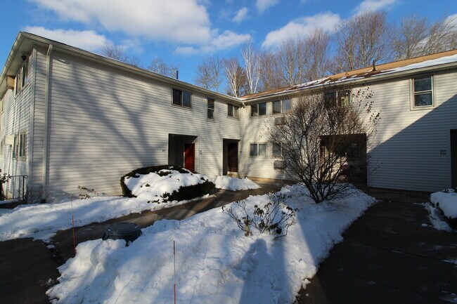 Building Photo - 207 Village Dr