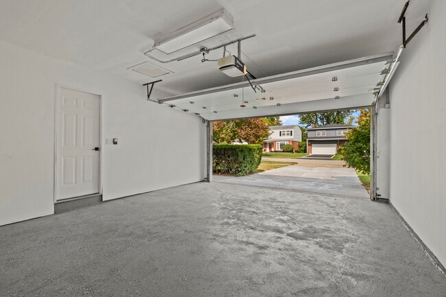 Building Photo - 1813 W Pheasant Trail