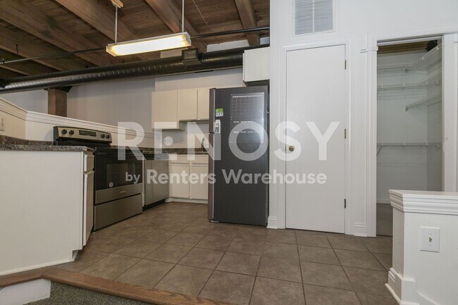 Building Photo - Studio Loft off Broadway