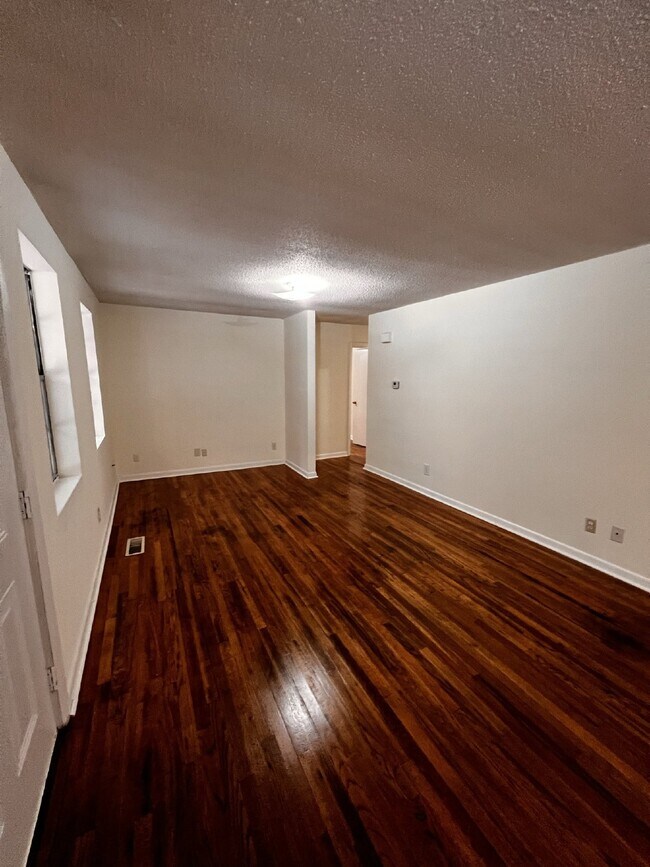 Building Photo - Home For Rent