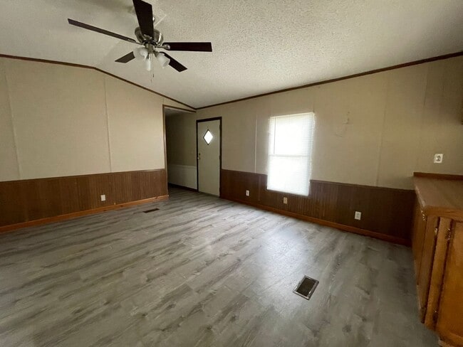 Building Photo - 3 Bed 2 Bath Home For Rent