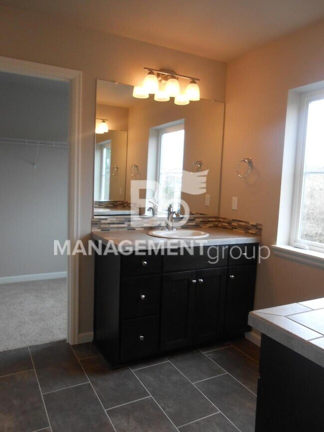 Building Photo - Newer NW Portland/Bethany Home Located In Abby Creek!