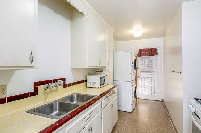 Kitchen - 3800 Shafter Ave