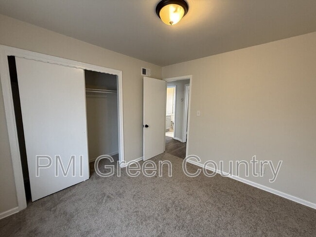 Building Photo - 336 W 61st Pl N