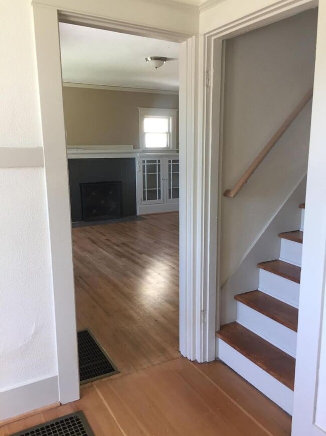 Building Photo - Updated Vintage Home