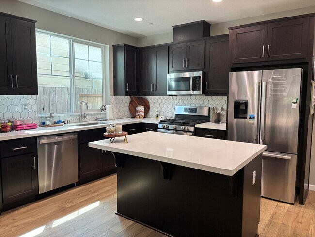 Building Photo - Newer 4 bedroom 2.5 bathrooms Available May 16th