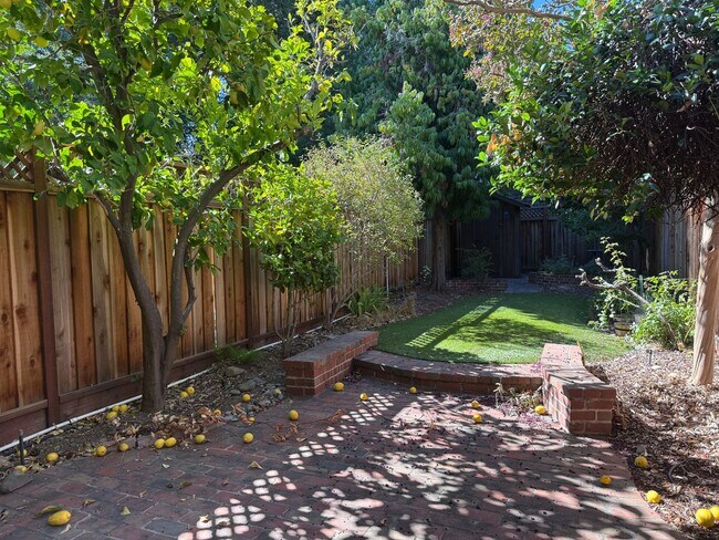 Building Photo - Bright 2 Bed 2 Bath Townhouse in Campbell!