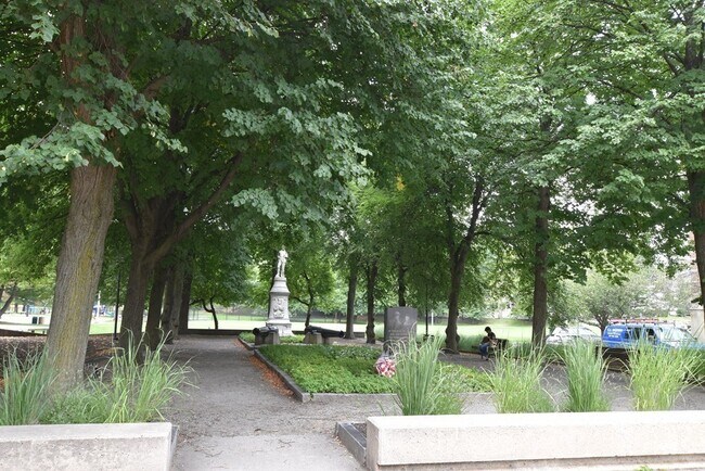 Building Photo - 138 Main St