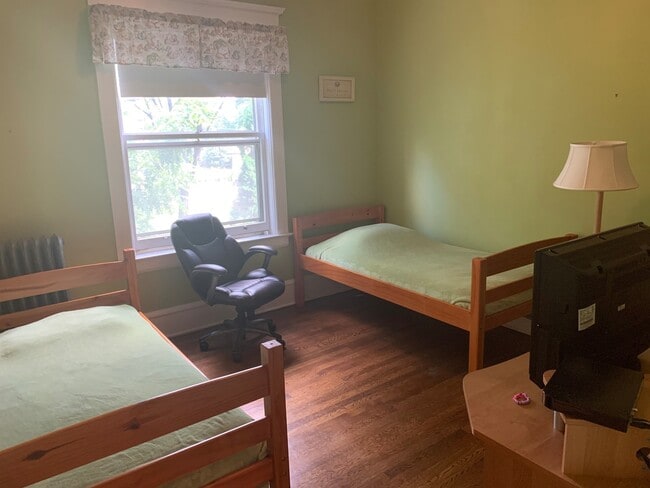 Building Photo - Beautiful 3 Bed / 2.5 Bath Summit Ave Cond...