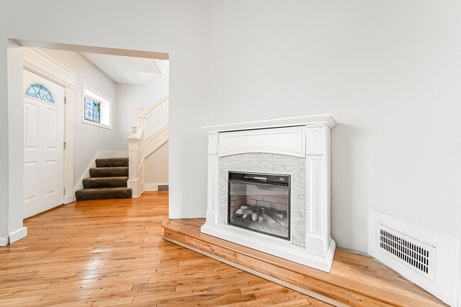 Building Photo - 1453 W 101st St