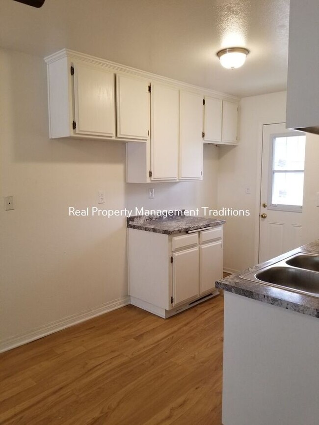 Building Photo - Upgraded 3 + 1 Apartment in Rosamond